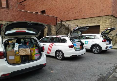 Radio Taxi Bilbao haciendo entrega de los productos en Hermanitas de los Pobres